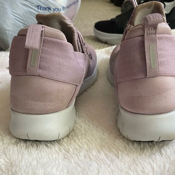 Nike Pink Tennis Shoes - Picture 4 of 6